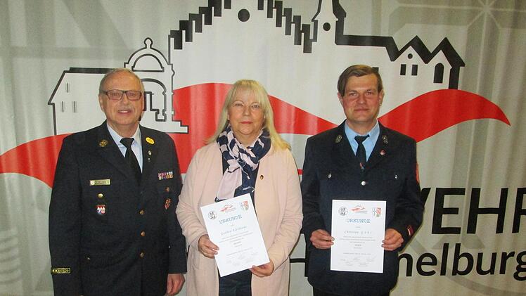 Vorsitzender Peter Sell (l.) überreichte die Ehrenurkunde für 25 und 15 Jahre Mitgliedschaft an Gudrun Kleinhenz und Christian Göhl. Winfried Ehling