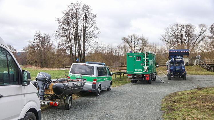 Mit einem Großaufgebot suchen die Einsatzkräfte nach dem in die Kronach gestürzten Mann. Foto: NEWS5/Merzbach