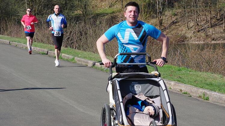 Der Neufanger Christian Kotschenreuther war mit seinem im Kinder-Laufwagen liegenden Sohn Jonas unterwegs. Foto: Hans Franz
