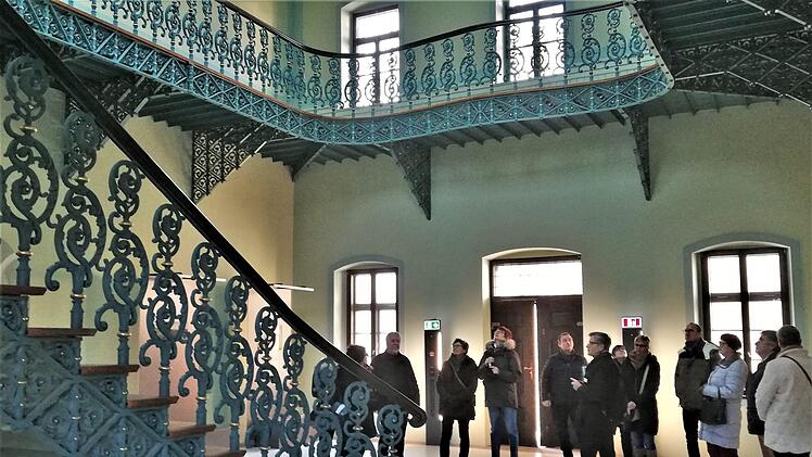 Staunend standen die Teilnehmer  im Treppenhaus des Luitpoldbades. Foto: Sigismund von Dobschütz