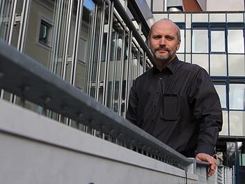 Als Leiter eines kleinen Krankenhauses müsse man Allrounder sein, sagt Albert Prickarz. Er verlässt das Krankenhaus Höchstadt schweren Herzens.  Foto: Christian Bauriedel