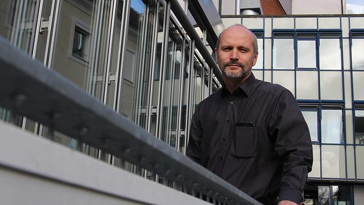 Als Leiter eines kleinen Krankenhauses müsse man Allrounder sein, sagt Albert Prickarz. Er verlässt das Krankenhaus Höchstadt schweren Herzens.  Foto: Christian Bauriedel