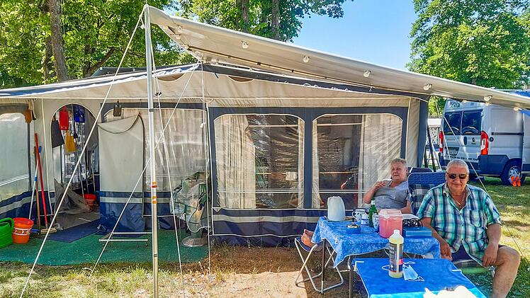 Manuela und G&uuml;nter Schwesig sind seit der &Ouml;ffnung auf dem Buger Campingplatz. Sie genie&szlig;en die Ruhe und die Natur, in die Stadt zieht es sie vorerst nicht.  Fotos: Markus Klein