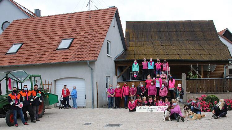 Mit Pferd und Hund ging es beim Pinklauf rund um Wermerichshausen. Ganz  rechts auf dem Bild Ortssprecherin Ulla Müller, die mit ihrem Wallach Sam  an dem Lauf teilnahm. Foto: Dieter Britz
