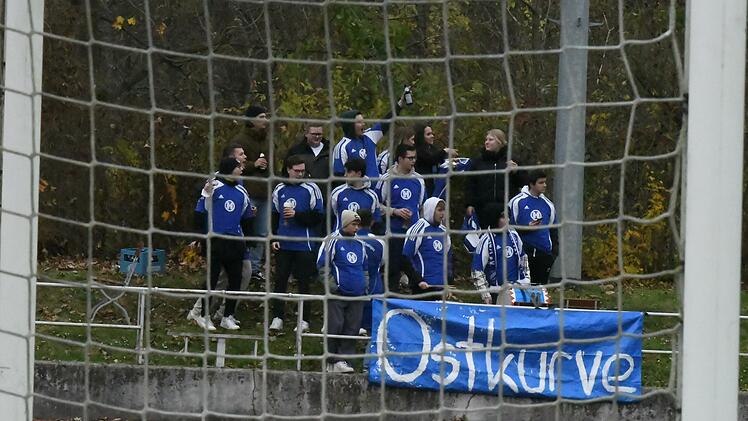 Seit August wird der FC 06 Bad Kissingen in der Bezirksliga aus der "Ostkurve" unterst&uuml;tzt, die sich vor allem aus jungen Spielern und dem Verein zugewandten Personen rekrutiert. Foto: Hopf