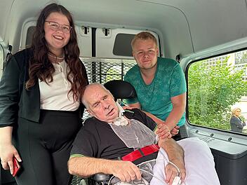 Tochter kommen auf Abschlussfeier die Tr&auml;nen - BRK macht dringlichsten Wunsch m&ouml;glich