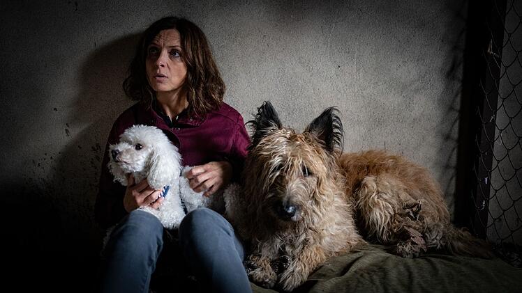 Auch Kommissarin Ina Behrendsen (Julia Brendler) scheint auf den Hund gekommen. Allerdings in einem nicht so sch&ouml;nen Ambiente, oder?