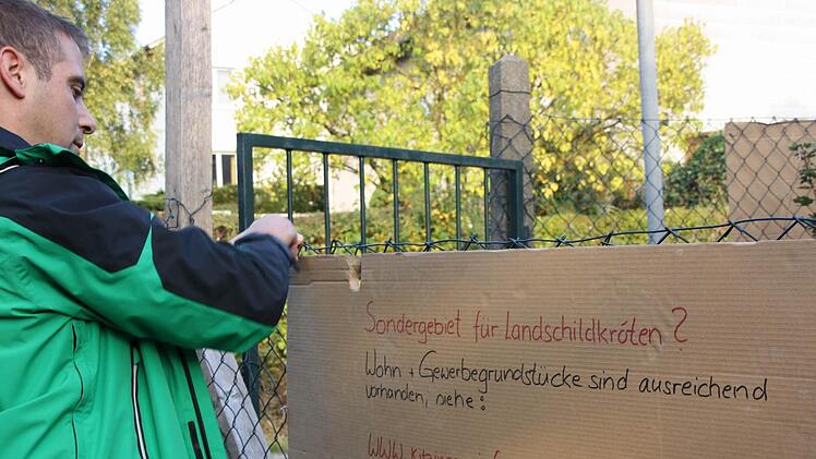 "Wohn- und Gewerbegrundstücke sind ausreichend vorhanden": Anwohner wie Jochen Blasel tun ihre Meinung auf Schildern  kund.