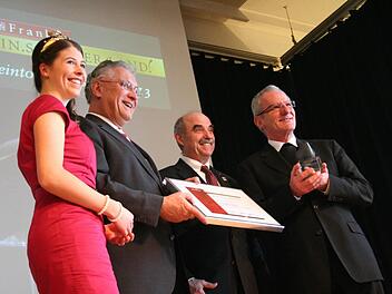 Weinkönigin Melanie Dietrich, Innenminister Joachim Herrmann, Weinbauverbandspräsident Artur Steinmann und Preisträger Jürgen Lenssen. Fotos: Sabine Paulus