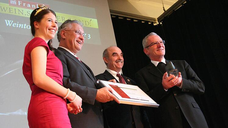 Weinkönigin Melanie Dietrich, Innenminister Joachim Herrmann, Weinbauverbandspräsident Artur Steinmann und Preisträger Jürgen Lenssen. Fotos: Sabine Paulus