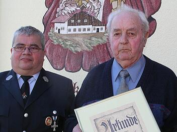 Novum in der 140-jährigen Vereinsgeschichte der Freiwillige Feuerwehr Wittershausen: Josef Scharf wurde für seine 65-jährige Treue zum Wittershäuser Feuerwehrverein mit einer Ehrenurkunde und Präsent ausgezeichnet. Die Ehrung Vorsitzender Lothar Sell vor.  Fotos: Udo Sell