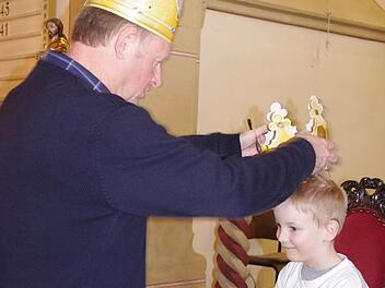 Zum Abschluss des Kinderbibeltags wurden die Jungen und Mädchen in der Pfarrkirche St. Jakobi von Pfarrer Reinhold König zu Königskindern gekrönt. Das Bild zeigt Lukas Ollraun aus Küps. Foto: Heike Schülein
