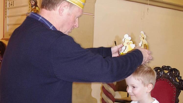 Zum Abschluss des Kinderbibeltags wurden die Jungen und Mädchen in der Pfarrkirche St. Jakobi von Pfarrer Reinhold König zu Königskindern gekrönt. Das Bild zeigt Lukas Ollraun aus Küps. Foto: Heike Schülein