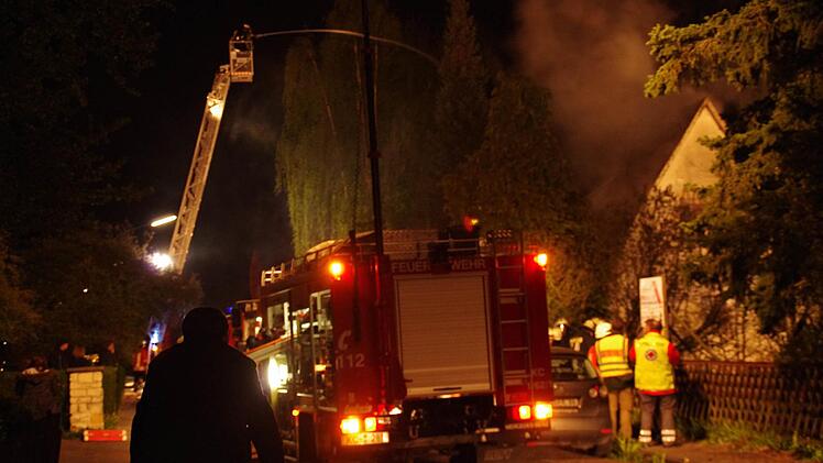 Am Flügelbahnhof in Kronach steht ein Gebäude in Brand. Die Feuerwehr ist vor Ort und löscht. Foto: Marco Meißner