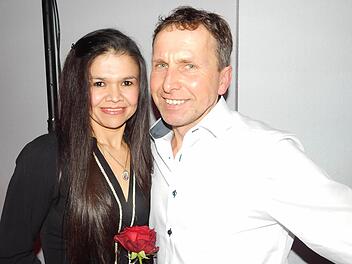 Landwirt Gottfried aus Marktleugast, der durch die TV-Sendung "Bauer sucht Frau" bekannt geworden ist, hat mit seiner Freundin Elodia den Bauernball besucht. Fotos: Horst Wunner