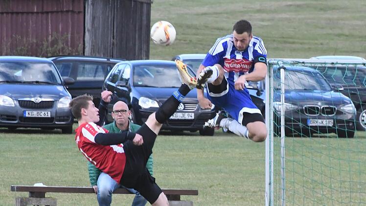 Einen spektakulär hohen Luftstand hat Maximilian Knüttel von der SG Oberleichtersbach/Modlos im Spiel gegen den FC Elfershausen. Foto: Hopf