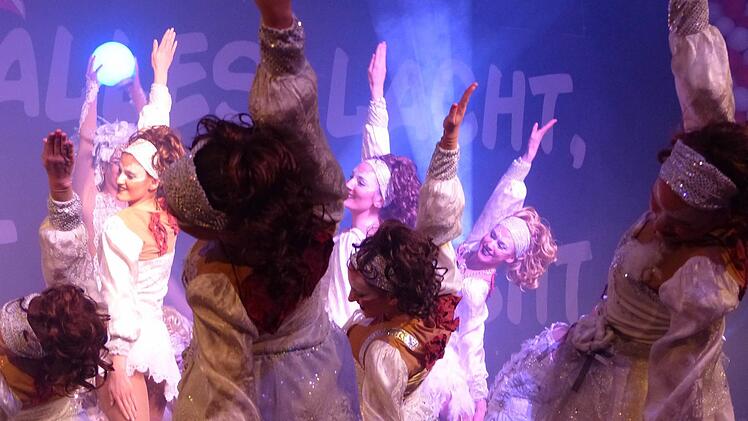 Die Tanzshow des Karnevalclubs Röttenbach war auch in diesem Jahr wieder ein Hingucker. Die Vorbereitungen zur Prunksitzung haben nun zu Diskussionen über die Nutzung der Turnhalle geführt.  Foto: Pauline Lindner
