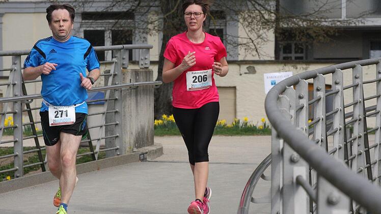 Beim Rakoczylauf hatte Sportredakteur Jürgen Schmitt noch minimal unterstützt. Am Samstag wird Katharina Zink bei ihrem ersten Halbmarathon überhaupt allein auf sich gestellt sein. Aber die 29-Jährige ist fit und motiviert. Foto: Reinhold Nürnberger