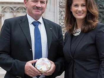 Im Rahmen einer Werbekampagne der Bayerischen Landwirtschaftministerin Michaela Kaniber präsentiert Direktor Ludwig Weiß von den Milchwerken in Wiesenfeld den Coburger Landkäse. Ministerium