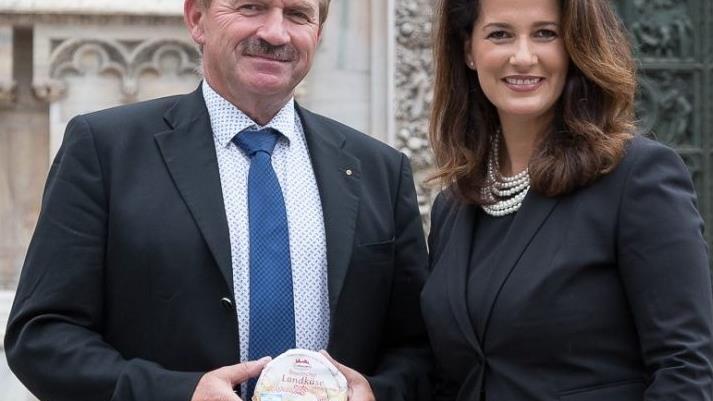 Im Rahmen einer Werbekampagne der Bayerischen Landwirtschaftministerin Michaela Kaniber präsentiert Direktor Ludwig Weiß von den Milchwerken in Wiesenfeld den Coburger Landkäse. Ministerium