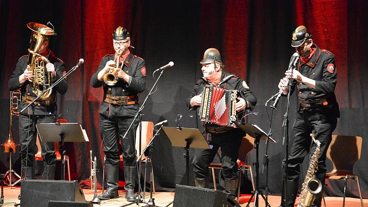 Die Auftritte der Altneihauser Feierwehrkapell'n in den Jahren 2012 und 2013 haben für Bürgermeister Helmut Blank ein Nachspiel. Der Stadtrat hat ihn regresspflichtig für entgangene Einnahmen und gegebenenfalls entstandene Ausgaben gemacht. Archiv/Björn Hein