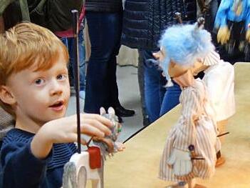 Die Kinder durften nach der Auff&uuml;hrung die kleinen Figuren bestaunen und sogar anfassen.  Foto: Birgit Rechtenbacher