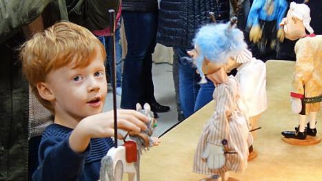 Die Kinder durften nach der Auff&uuml;hrung die kleinen Figuren bestaunen und sogar anfassen.  Foto: Birgit Rechtenbacher