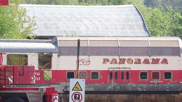 Die alte Lackierung wurde abgestrahlt, um Roststellen beseitigen zu können. Hinterher soll der Waggon wieder rot-weiß erstrahlen. Foto: Jochen Berger