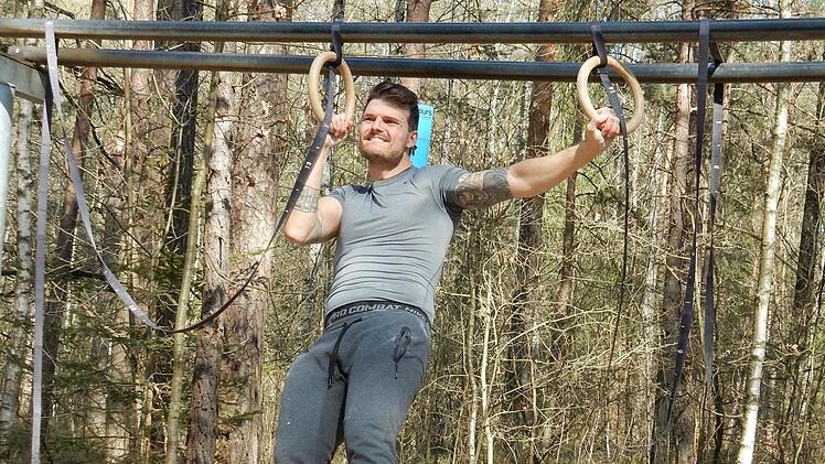 Julian Hölzer aus Bamberg trainiert sonst in Bamberg an der Weide nahe der Konzerthalle oder in der Boulderhalle. In den Hauptsmoorwald hat er seine Ringe selbst mitgebracht und absolviert hier sein Training.