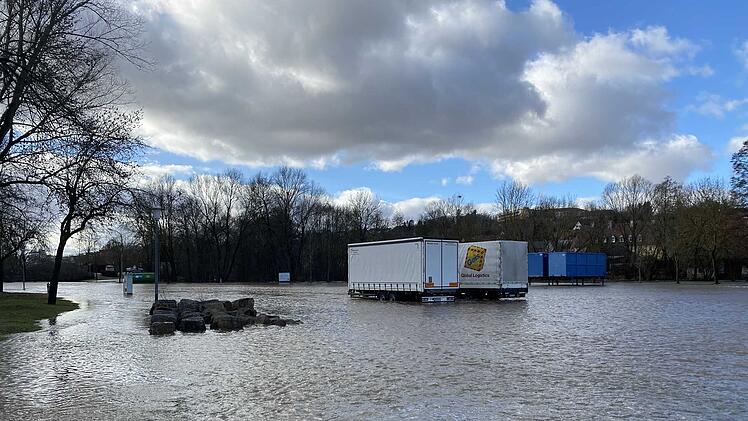 Kleiner Bach verwandelt sich in großen Strom: Häuser in Unterfranken teils komplett von Wasser umspült