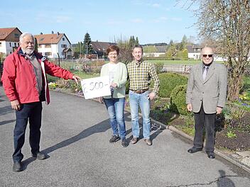 500 Euro übergab das Ehepaar Wolf an die SAGS. Das Bild zeigt von links Rainer Kraus (SAGS-Sprecher), das Spenderehepaar Susanne und Gerhard Wolf (Geschäftsführung Wolf Wasser & Wärme, Reitsch) sowie Hans Parnickel (SAGS-Sprecher).