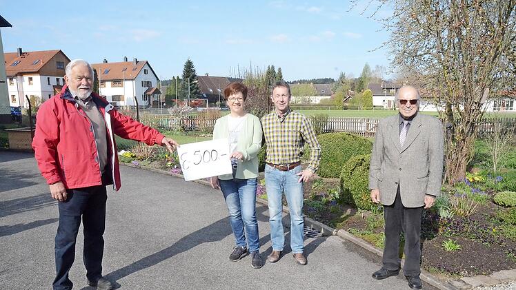 500 Euro übergab das Ehepaar Wolf an die SAGS. Das Bild zeigt von links Rainer Kraus (SAGS-Sprecher), das Spenderehepaar Susanne und Gerhard Wolf (Geschäftsführung Wolf Wasser & Wärme, Reitsch) sowie Hans Parnickel (SAGS-Sprecher).