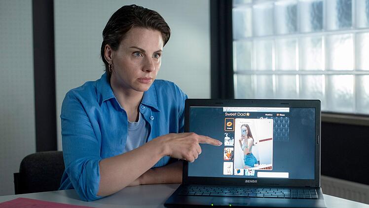 Nina Weiss (Julia E. Lenska) schaut sich das Dating-Portal, auf dem der Tote vor seinem Ableben aktiv war, genauer an.