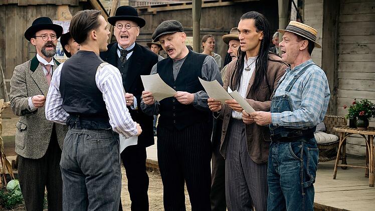 Deutscher Chorgesang im Wilden Westen: Fidelis Waldvogel (Jonas Nay, vorn) gr&uuml;ndet mit (von links) Dr. Hagenau (Gerhard Liebmann), Zumbrugge (Jean-Pierre Cornu), Kozka (Maciej Salamon), Cyprian (Vladimir Korneev) und Robert (Sylvester Groth) einen M&auml;nnerchor.