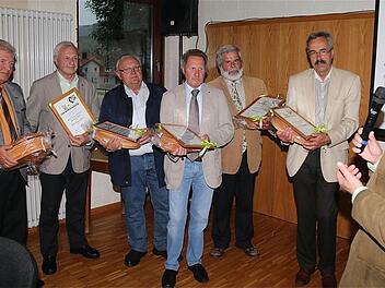 Mit einer Dankesurkunde schieden die "Ehrenhaumeister" Franz Büttner, Ludwig Neeb, Siegfried Erhard, Reinhard Hallhuber, Konrad Weingart und Günter Kiesel aus dem Vorstand und Beisitz aus. Gotthard Schlereth lobte deren Einsatz für die FBG Rhön-Saale. Fotos: Gerd Schaar