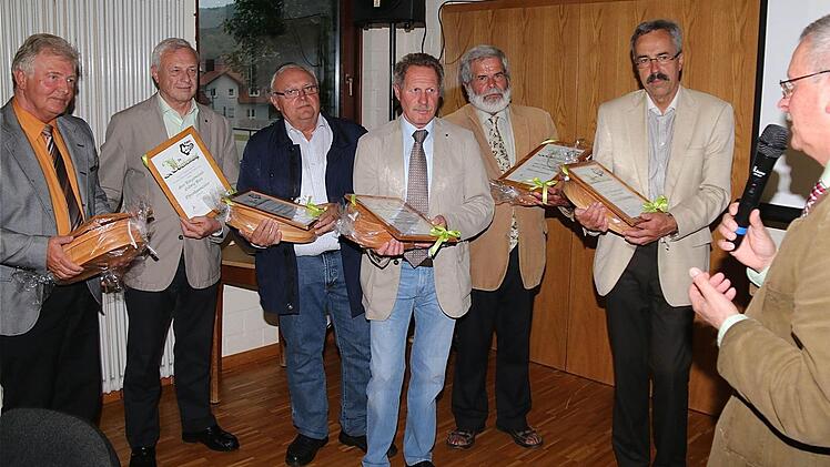 Mit einer Dankesurkunde schieden die "Ehrenhaumeister" Franz Büttner, Ludwig Neeb, Siegfried Erhard, Reinhard Hallhuber, Konrad Weingart und Günter Kiesel aus dem Vorstand und Beisitz aus. Gotthard Schlereth lobte deren Einsatz für die FBG Rhön-Saale. Fotos: Gerd Schaar