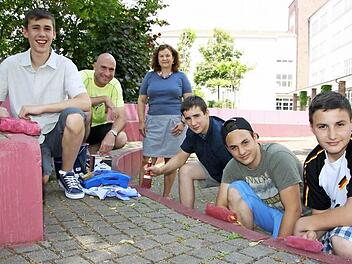 Fünf mal zwei Wochen Praktikum im Schuljahr, ein fester Tag pro Woche im Betrieb und trotzdem bleibt auch in der Schule noch Zeit fürs Werkeln: Die Schüler der P 8/9, Stéphan Cailloux (links) sowie (von rechts) Alexander Schmidtke, Thorben Reifenberg und Anthony Cailloux, sorgten für mehr Farbe auf dem Pausenhof. Unterstützt werden sie von ihrem Lehrer André Prechtl und Diplompädagogin Hilda Wischnewski. Foto: Ralf Ruppert