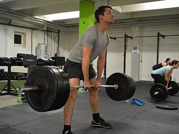Beim Crossfit hebe ich die Langhantel wie eine richtig schwere Wasserkiste vom Boden hoch zu den Oberschenkeln. Der Rücken fühlt sich an wie unter Strom gesetzt.  Foto: Ronald Rinklef