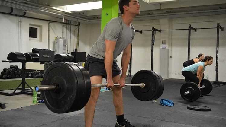 Beim Crossfit hebe ich die Langhantel wie eine richtig schwere Wasserkiste vom Boden hoch zu den Oberschenkeln. Der Rücken fühlt sich an wie unter Strom gesetzt.  Foto: Ronald Rinklef