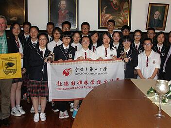 Der Beifall war berechtigt: Das Foto ist gelungen. Die Besucher aus China im historischen Sitzungssaal des Rathauses beim Bürgermeister. Bis Donnerstag sind sie noch in Ebern. Fotos: Ralf Kestel