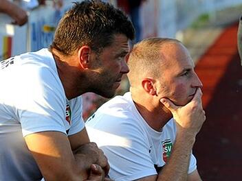 Nachdenkliche Mienen: Coach Thomas Luckner (rechts) - hier mit Torwarttrainer Michael Teuber - sucht angestrengt nach einem Weg, die Defensivprobleme seines Teams in den Griff zu bekommen.anpfiff.info