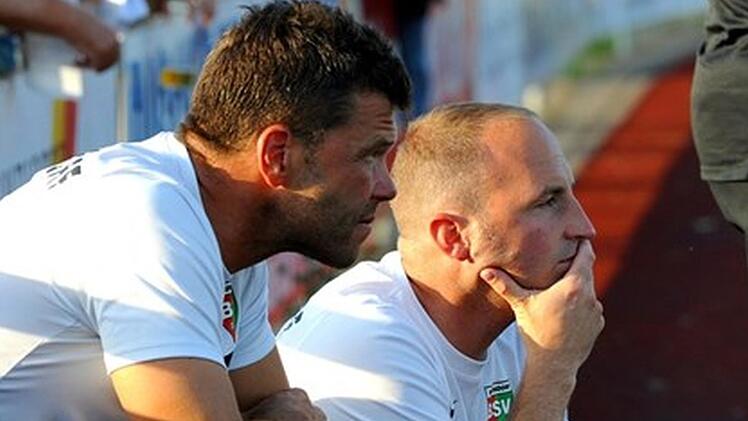 Nachdenkliche Mienen: Coach Thomas Luckner (rechts) - hier mit Torwarttrainer Michael Teuber - sucht angestrengt nach einem Weg, die Defensivprobleme seines Teams in den Griff zu bekommen.anpfiff.info