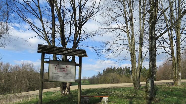Vor Ort h&auml;ngt ein &Uuml;bersichtsplan. Foto: Erich Olbrich