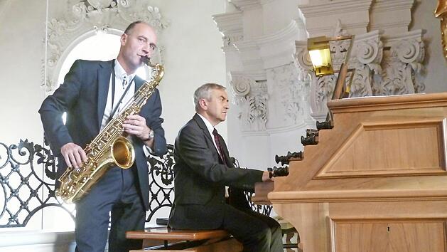 Georg Schäffner an der Orgel und Johannes Neuner mit dem Saxophon gaben in der Basilika Gößweinstein ein grandios Benefizkonzert für die Klosterkirche.  Foto: Thomas Weichert