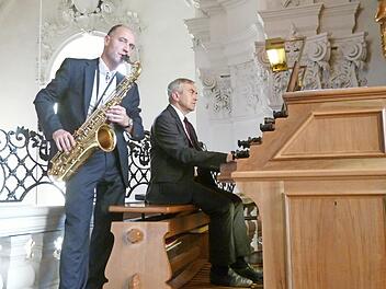 Georg Schäffner an der Orgel und Johannes Neuner mit dem Saxophon gaben in der Basilika Gößweinstein ein grandios Benefizkonzert für die Klosterkirche.  Foto: Thomas Weichert
