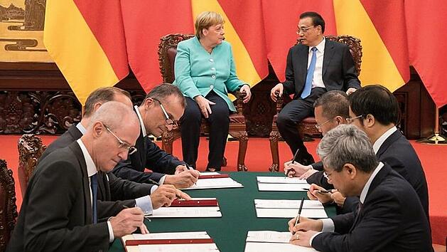 Feierliche Unterzeichnung der Vereinbarung zur F&ouml;rderung des autonomen Fahrens in China: Matthias Zink (3. v. l., Vorstand Automotive OEM der Schaeffler AG und Hu Zhongxiong, B&uuml;rgermeister der Stadt Changsha (2. v. r.s) w&auml;hrend der Unterschriftenzeremonie im Beisein von Bundeskanzlerin Angela Merkel und des chinesischen Ministerpr&auml;sidenten Li Keqiang. Foto: Steffen Kugler