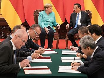 Feierliche Unterzeichnung der Vereinbarung zur Förderung des autonomen Fahrens in China: Matthias Zink (3. v. l., Vorstand Automotive OEM der Schaeffler AG und Hu Zhongxiong, Bürgermeister der Stadt Changsha (2. v. r.s) während der Unterschriftenzeremonie im Beisein von Bundeskanzlerin Angela Merkel und des chinesischen Ministerpräsidenten Li Keqiang. Foto: Steffen Kugler
