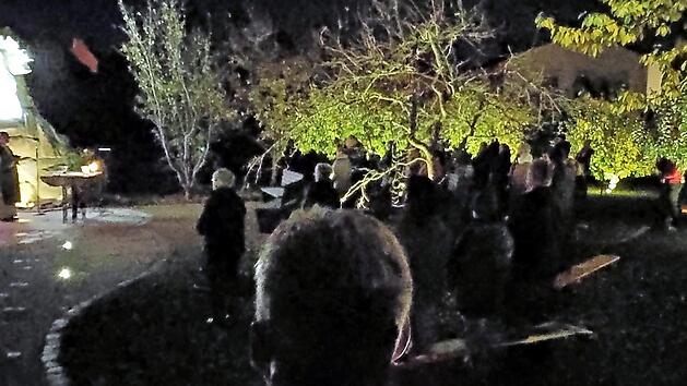 Die Abendgottesdienste an der H&ouml;chstadter Lourdesgrotte beginnen auf dem beleuchteten Gel&auml;nde jeden Sonntag um 17 Uhr. Foto: Benedikt D&ouml;ring