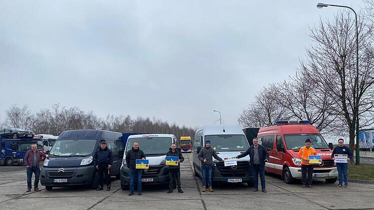 Auf einem Rastplatz stellte sich die Gruppe um Marc Benker noch gut gelaunt zum Erinnerungsfoto - kurz darauf wurden die Fahrzeuge in einen Unfall verwickelt.