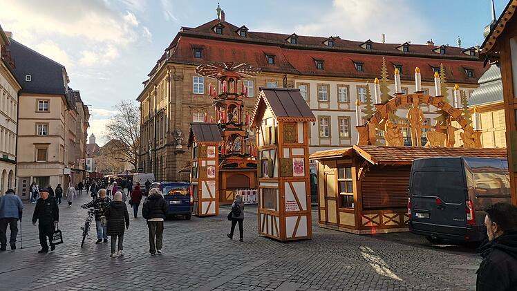 Neue Pyramide auf Bamberger Weihnachtsmarkt steht - so fallen die Reaktionen aus